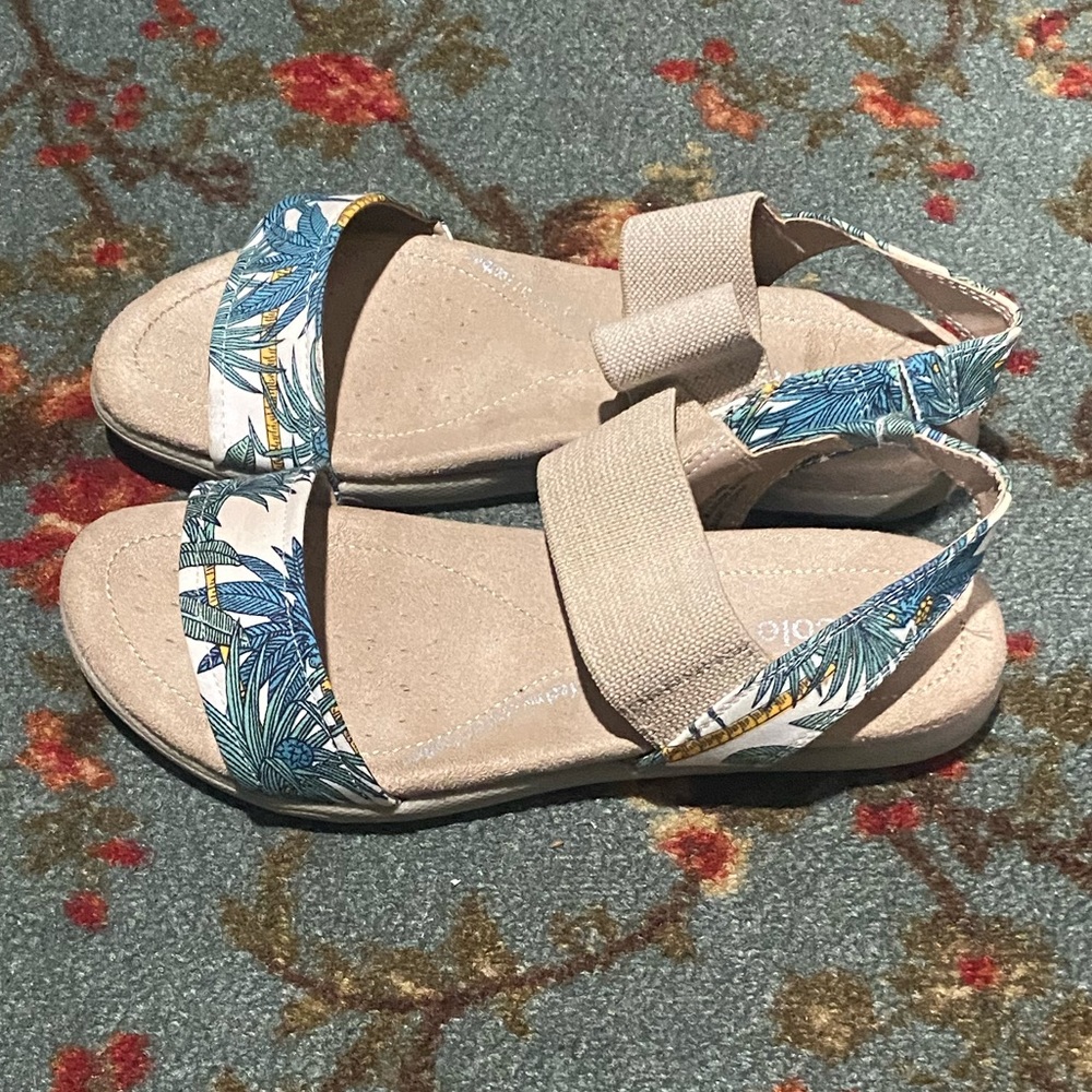 Nicole sandals